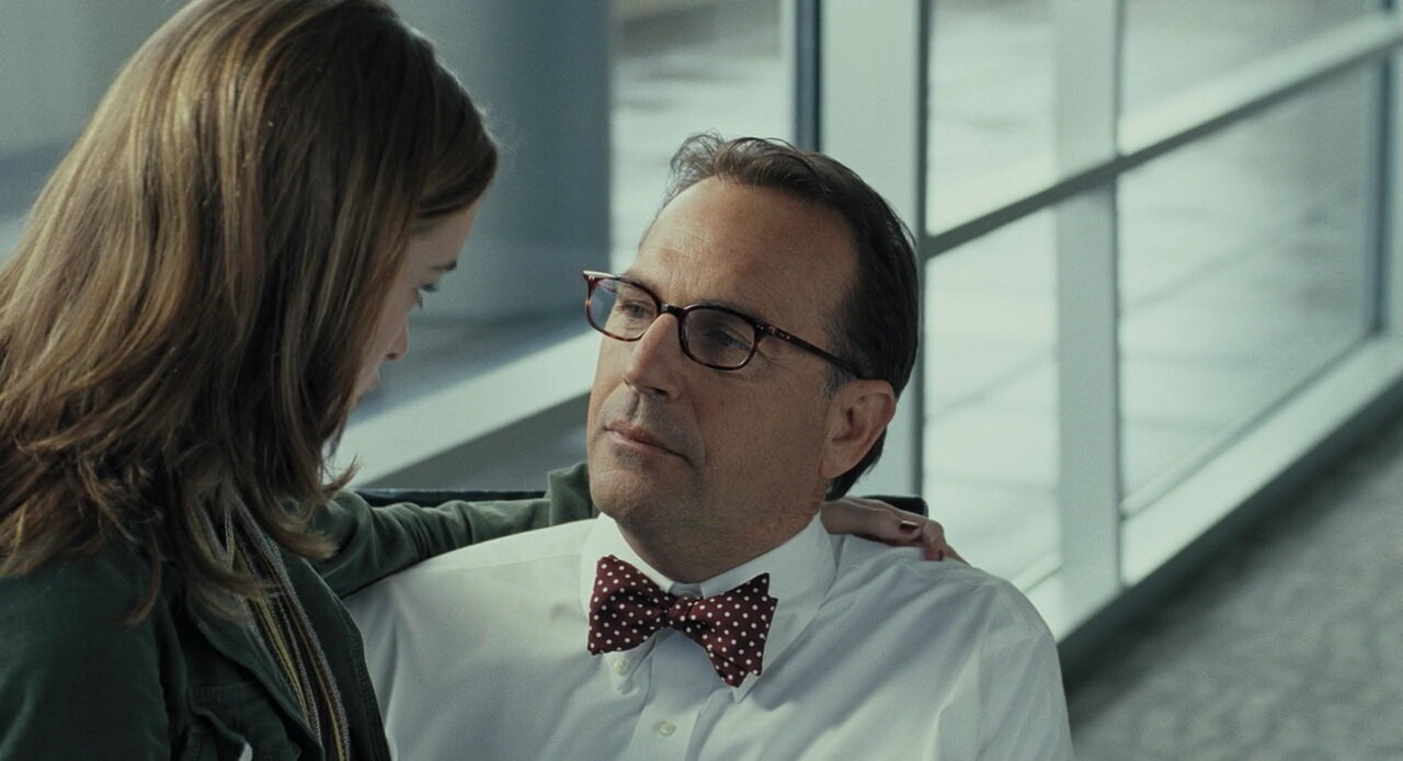 Ас үйде жалаңаш брюнетка тамақ әзірлеп жатыр