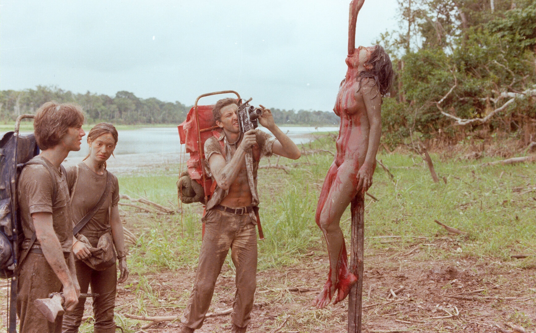 Dachada yuvinayotgan qizning surati