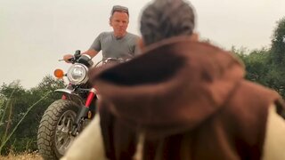 Видео дня: Юэн Макгрегор перепрыгнул на мотоцикле фигурку Оби-Вана Кеноби