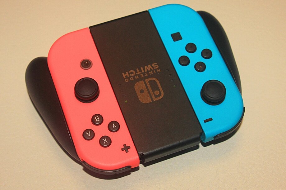 Два Joy-Con можно объединить в один геймпад