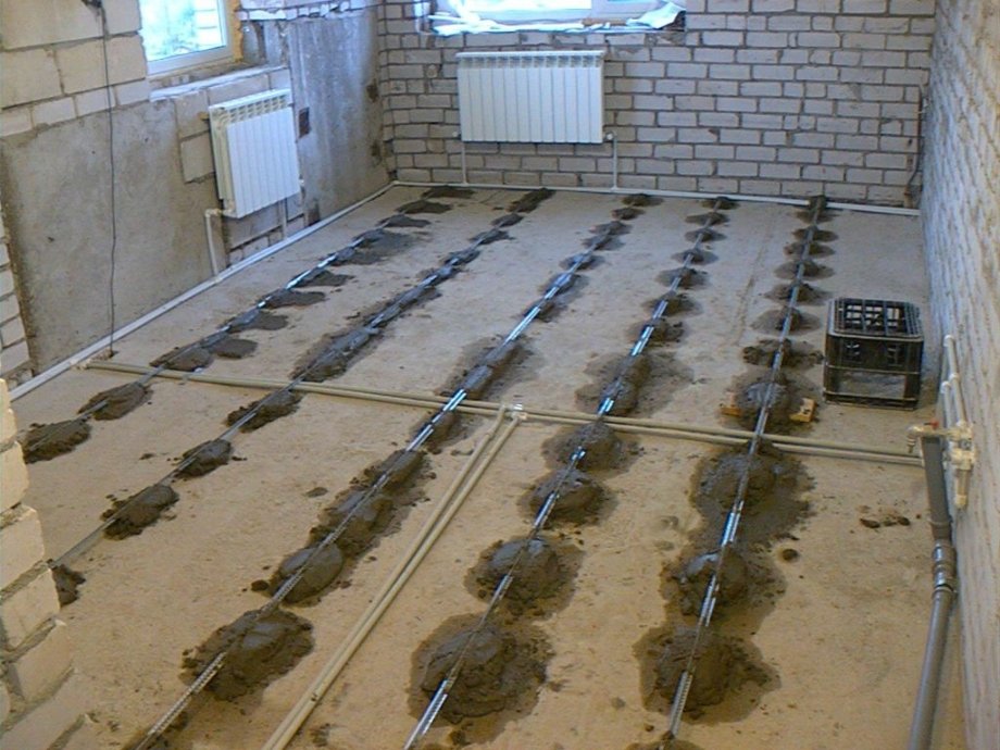 Пол будет ровным, если использовать профили, скрепленные раствором