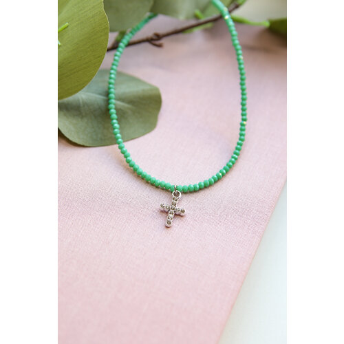 фото Чокер зелёный из шпинели, жемчужного бисера, с блестящей подвеской крест reniva