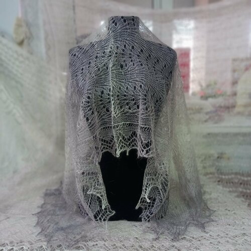 фото Палантин орчанка, 150х50 см, серый