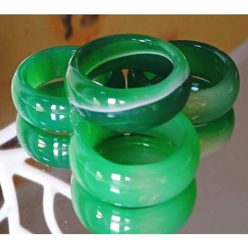 фото Кольцо кольцо из камня агат зеленый широкий гладкий, талисман счастья и благополучия, агат, размер 20, зеленый индия