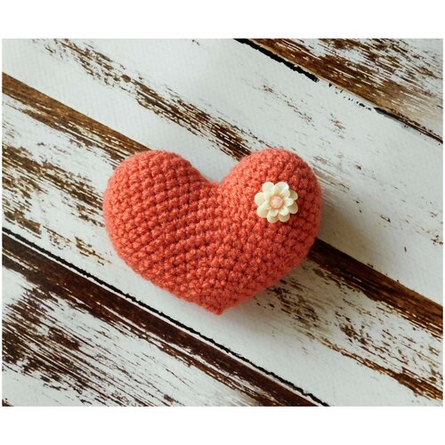 фото Брелок-подвеска сердце, с украшением - цветок, коралловое, мягкое, вязаное, ручная работа нить успеха
