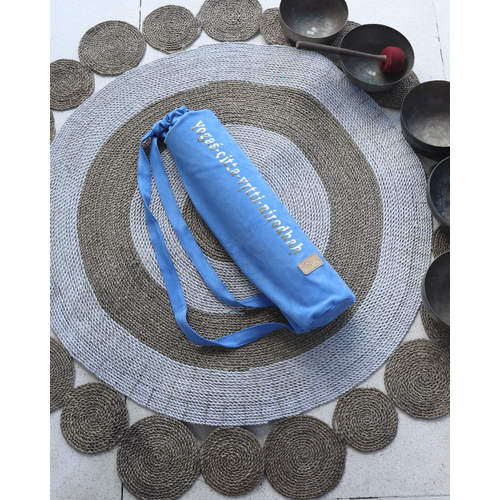 фото Сумка для коврика для йоги niidra, модель сутра, цвет небесно-голубой, материал микрофибра, размер 80•25 см, широкие лямки, подарок с каждым заказом
