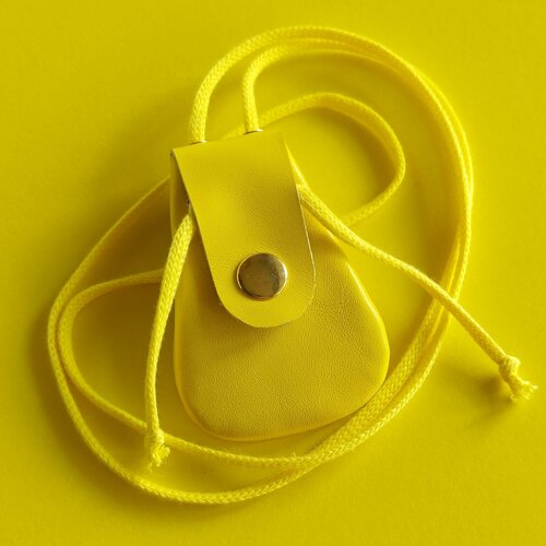 фото Кожаный мешочек на шею с клапаном на кнопке, жёлтый, ручная работа fiqly