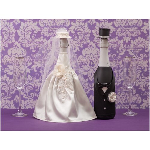 фото Украшение на две бутылки шампанского в виде одежды молодоженов со шляпами "маркиза" - платье невесты из атласа айвори с розами, смокинг жениха черного цвета с кремовой розой свадебная мечта