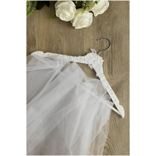 фото Необычная вешалка для свадебного платья невесты "виктория" из дерева белого цвета с нежным кружевом и бусинами свадебная мечта