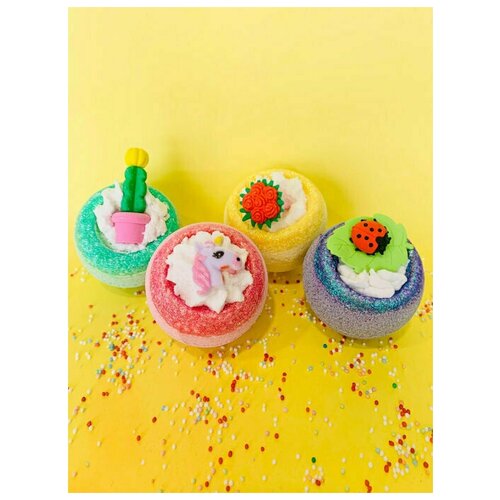 Подарочный косметический набор ручной работы 4 бомбочки для ванн бурлящие шарики с игрушкой