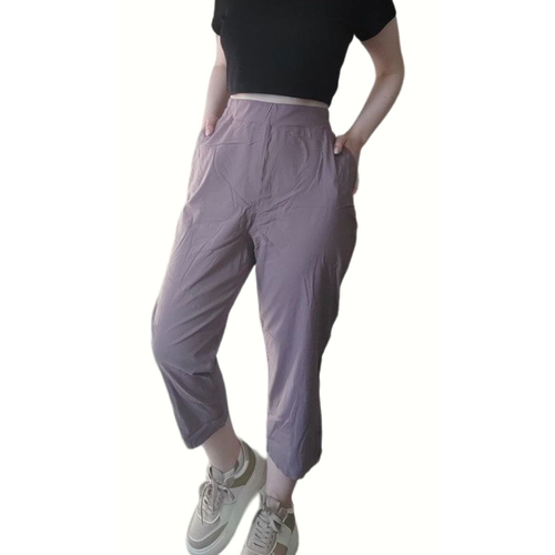 фото Капри летние, полуприлегающий силуэт, повседневный стиль, пояс на резинке, стрелки, карманы, стрейч, размер 64, фиолетовый astoriadi