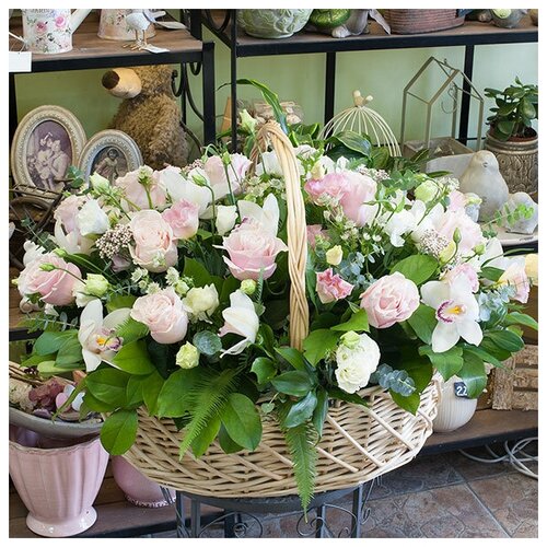 фото Корзина из роз, орхидей и других цветов charlotte