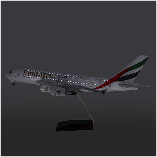 фото Большая модель самолета аэробус а380 авиакомпании emirates, с освещением салона. длина 46 см. крылья