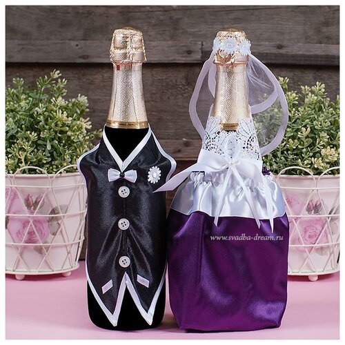 фото Комплект нарядов для свадебного шампанского "фиалка" в виде одежды жениха и невесты - платье из фиолетового атласа с кружевом и белой фатой, черный смокинг с белой бабочкой и окантовкой свадебная мечта