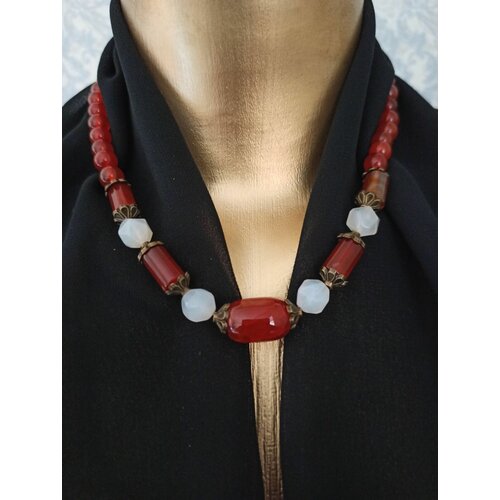 фото Ожерелье на шею из бусин красного и белого и агата pmelochi