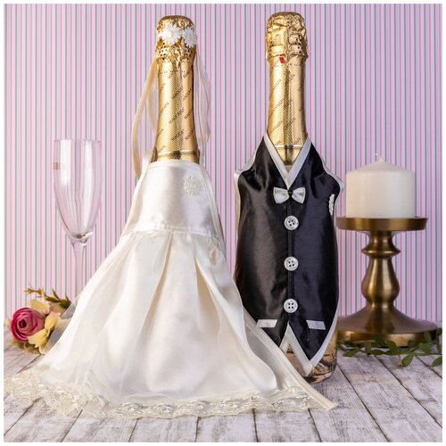 фото Украшение - одежда на бутылки шампанского в виде жениха в черном смокинге и невесты в платье айвори свадебная мечта