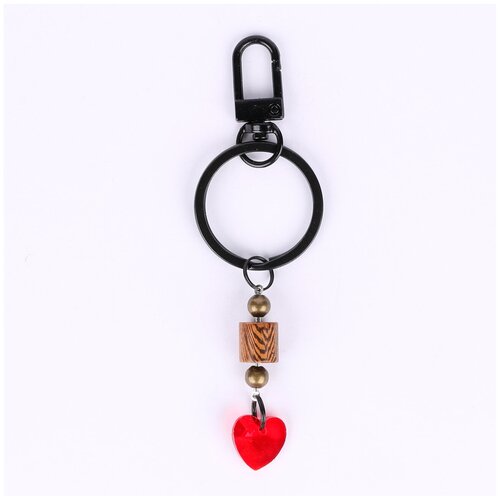 фото Брелок darifly "красное стеклянное сердце с тремя бусинами, черным карабином и кольцом для ключей (диаметр 3,2 см)", в подарочной упаковке
