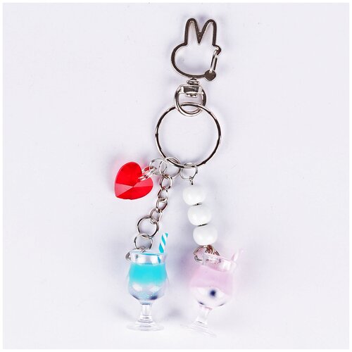 фото Брелок darifly "два коктейля и красное стеклянное сердце" серебристый с карабином в виде кролика, кольцом для ключей 2,5 см., в подарочной упаковке