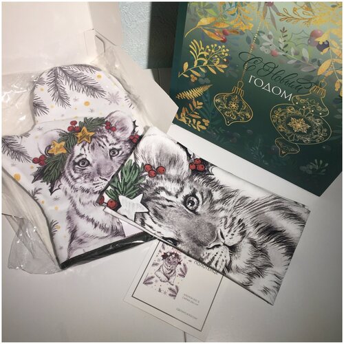 фото Полотенце, прихватка/варежка, подарочный набор, тигрёнок в лесу, символ года 2022г в коробке, зеленой, 4 предмета helena market