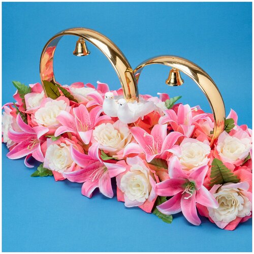 фото Большие декоративные кольца на свадебную машину "розовые лилии, розы и голуби" с текстильными цветами в нежных розовых тонах и золотыми колокольчиками свадебная мечта