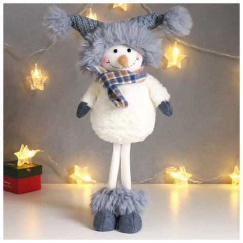 фото Кукла интерьерная "снеговичок в серой вязаной шапке с мехом и помпонами" 49х11х18 см 6260143 сима-ленд
