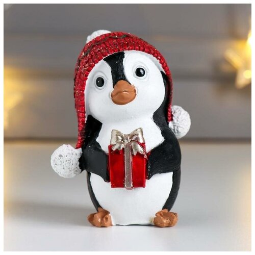 фото Нет бренда сувенир полистоун "пингвинёнок тико в красной шапке-ушанке, с подарком" 8,5х6х6 см
