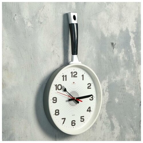фото Часы настенные "сковорода" 25х43 см, корпус серый с белым, ручка черная, плавный ход рубин