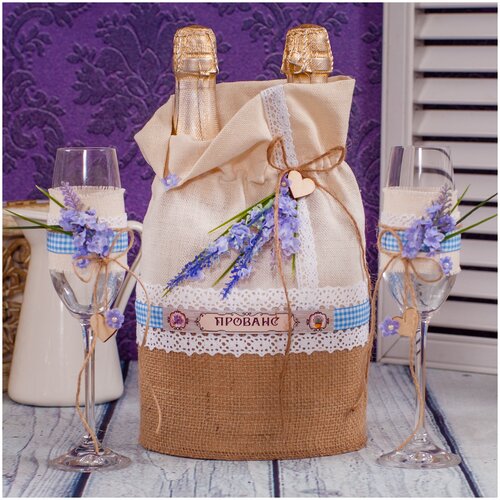 фото Мешочек для двух бутылок шампанского "прованс" из светлого бежевого льна и мешковины, с белым кружевом, клетчатой голубой тесьмой, лавандой и деревянными сердцами свадебная мечта