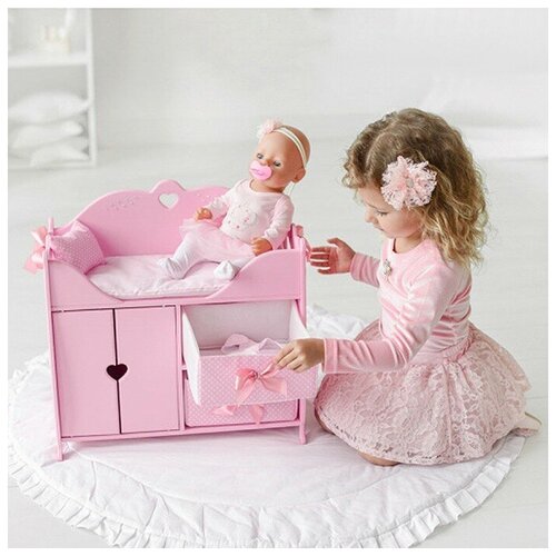 фото Кровать для кукол с системой хранения, постельным бельем, мягкими корзинами, розовая манюня