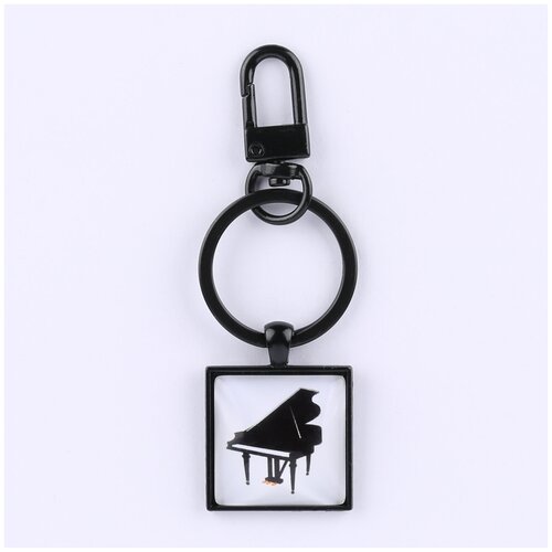 фото Брелок darifly чёрный "рояль на белом фоне" с небольшим карабином, большим кольцом для ключей и квадратным рисунком