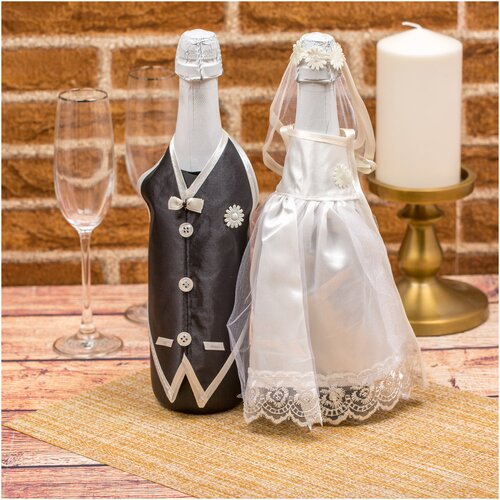 фото Наряды для двух бутылок свадебного шампанского "жених и невеста" - белое атласное платье с кружевом и фатой, черный смокинг с бабочкой и пуговицами свадебная мечта