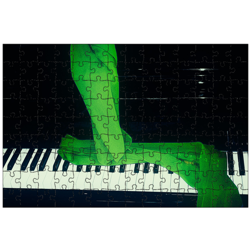 фото Магнитный пазл 27x18см."пианино, зеленый шарф, музыка" на холодильник lotsprints