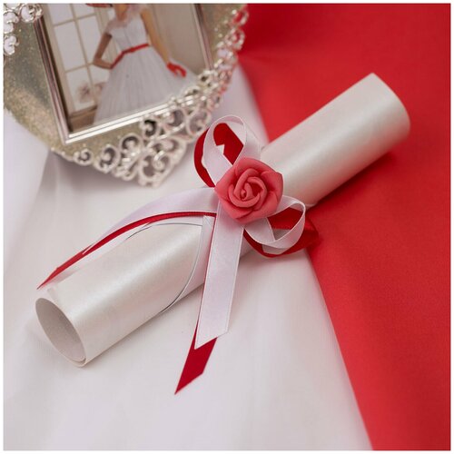 фото Дизайнерское пригласительное - свиток на свадьбу "красный стиль" из перламутровой бумаги и красивый держатель с декором из белых, красных атласных лент и коралловой розой из латекса, 5 штук свадебная мечта