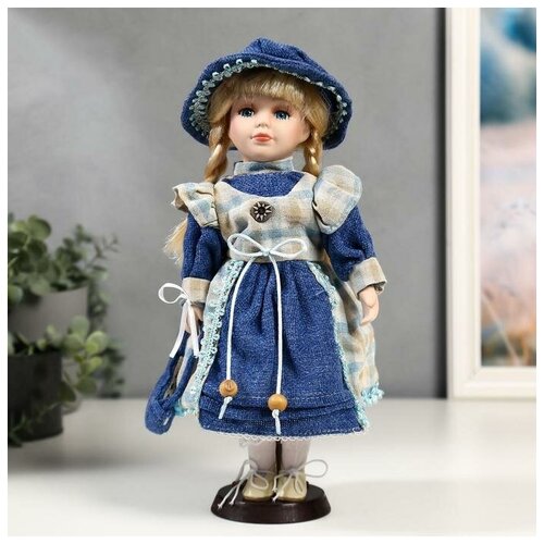фото Кукла коллекционная керамика "алиса в джинсовом платье с клетчатой накидкой" 30 см 4822705 . yandex market