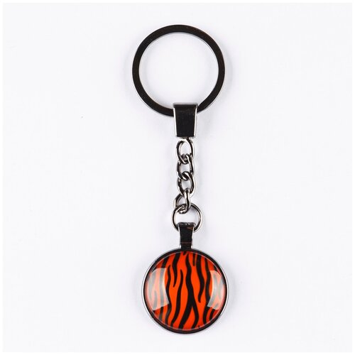 фото Брелок darifly цвета титан с большим кольцом для ключей, цепью и круглым рисунком "тигровая шкура с чёрно- рыжими полосами" (символ нового года 2022)