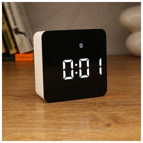фото Часы-будильник электронные с календарём и термометром, 3 ааа, от usb, 10.5х10.5х4.5 см qwen