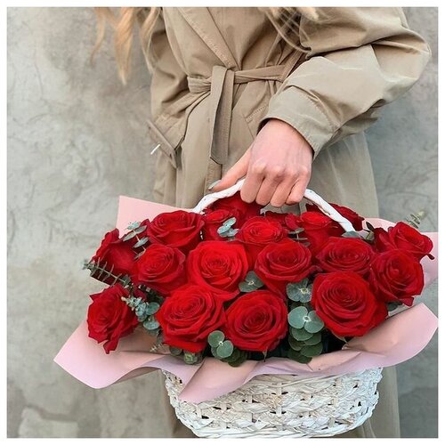 фото Корзина из красных роз с эвкалиптом цветы цена одна