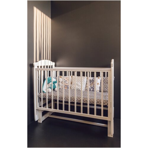 фото Кроватка детская для новорожденных классическая с маятником и накладками бортиками comfort baby классика белая купить