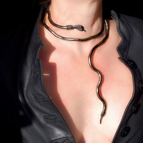фото Колье змеиное ожерелье 92 см., украшение в виде гибкой змеи: на шею, пояс, руку, ногу, длина 92 см, серый