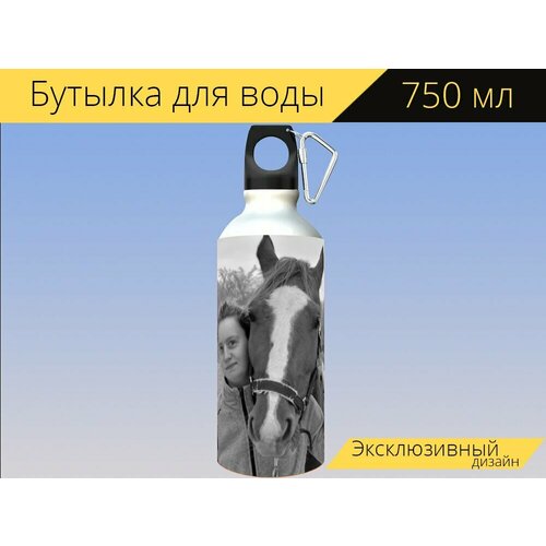 фото Бутылка фляга для воды "молодая леди, девушка с лошади, черно белые фото" 750 мл. с карабином и принтом lotsprints
