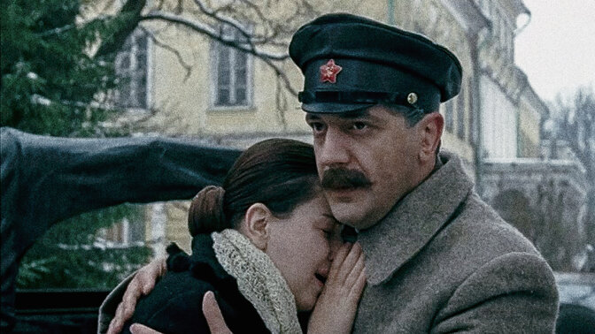 Қынаптан майлаудың үлкен ағыны бар өрескел секс