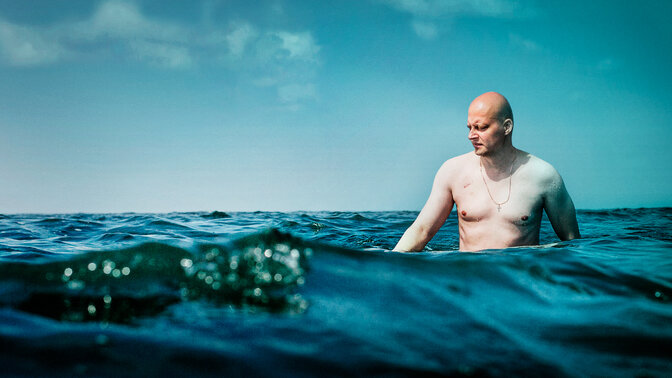 Жас лесби гимнасттары еденде бір-бірін жалап жатыр