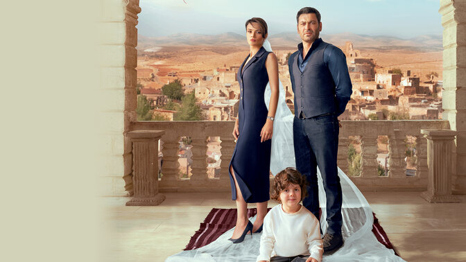 Қызыл жүнді шлюха диванды өртеп жатыр, ал еркектің мүшесі оны кискаға салып жатыр! Жезөкше! ))