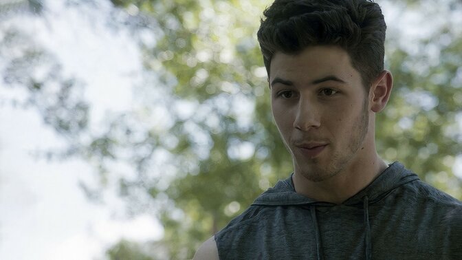 Семіз әйел бүркіп жатыр