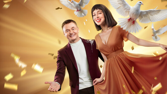 Шашты кискасын көрсететін қыздың суреті