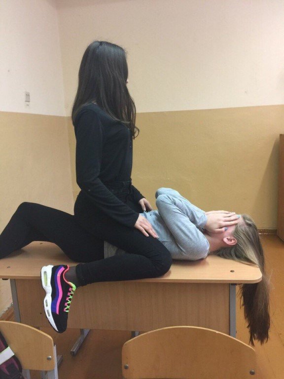 Русская студентка красиво шпилится с другом на полу