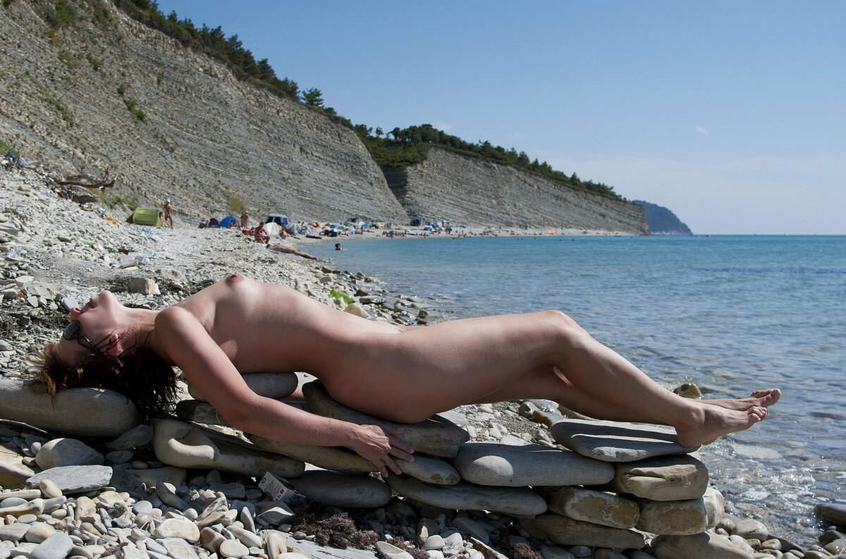 Спелая мамочка отдыхает голая на диком пляже в Геленджике фото