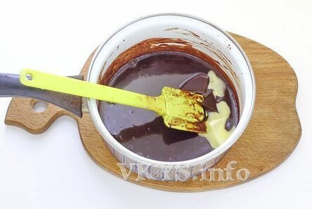 отправьте в сотейник кусочек сливочного масла