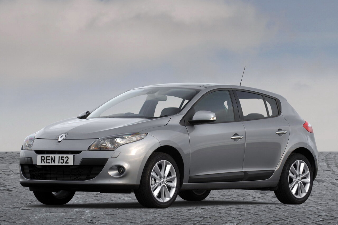 Купить б/у Renault Megane III Рестайлинг 1.6 AT (106 л.с.) бензин автомат в Моск