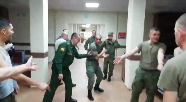 Как в армии кавказцы-контрактники проводят танцы в казарме.Русские ...